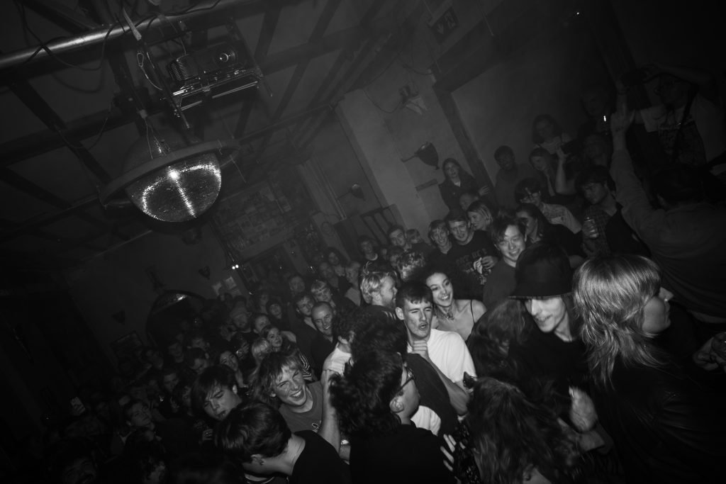 Fat Dog performing at Yellow Arch Studios, Sheffield – credit @jamburrito1